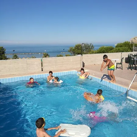 Nel Pineto فندق 3*